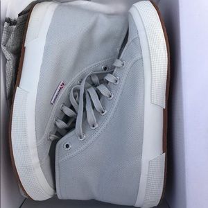 LIKE NEW Superga women’s sneaker. Light grey